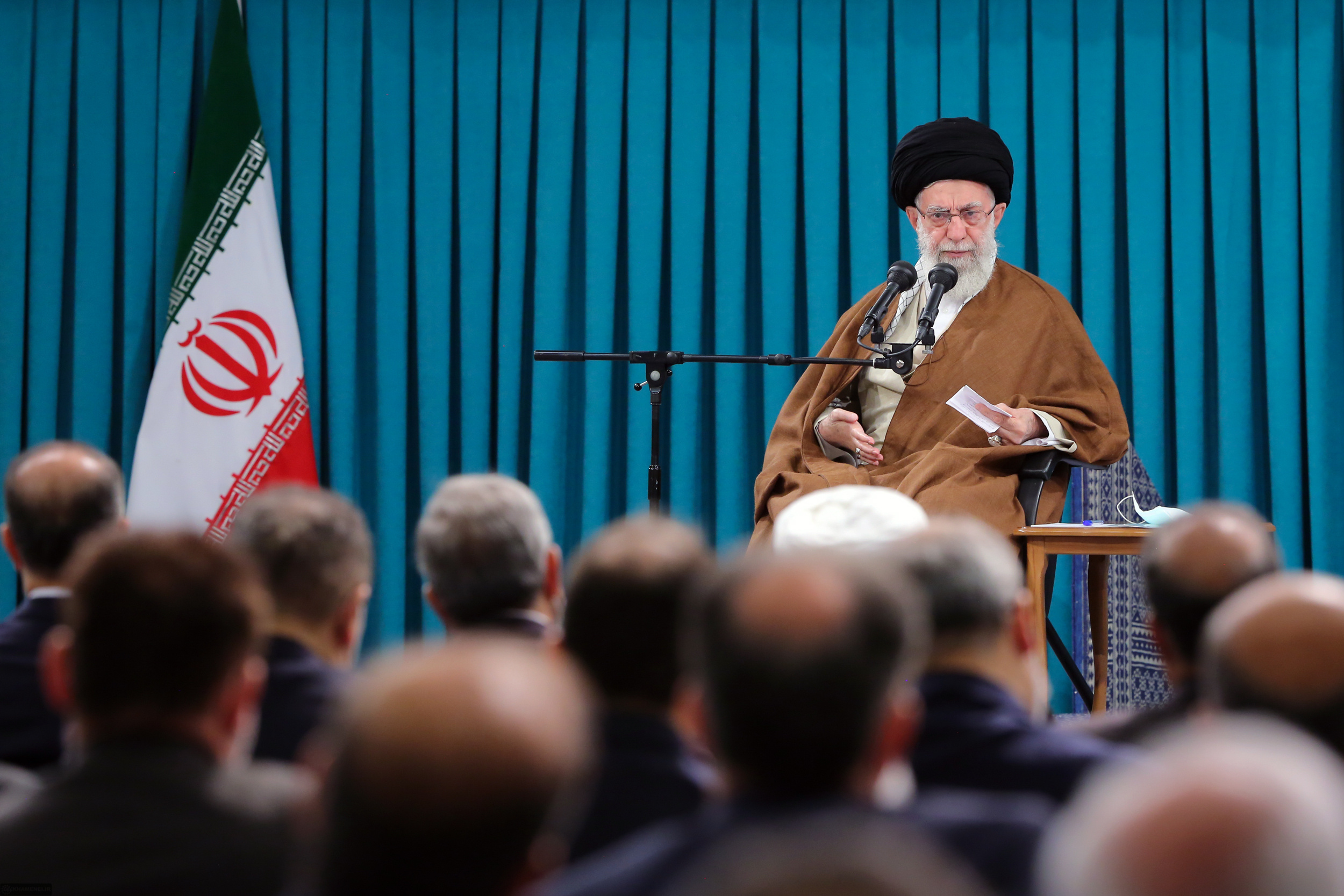 Imam Khamenei: Dignity in foreign policy means denial of surrender diplomacy