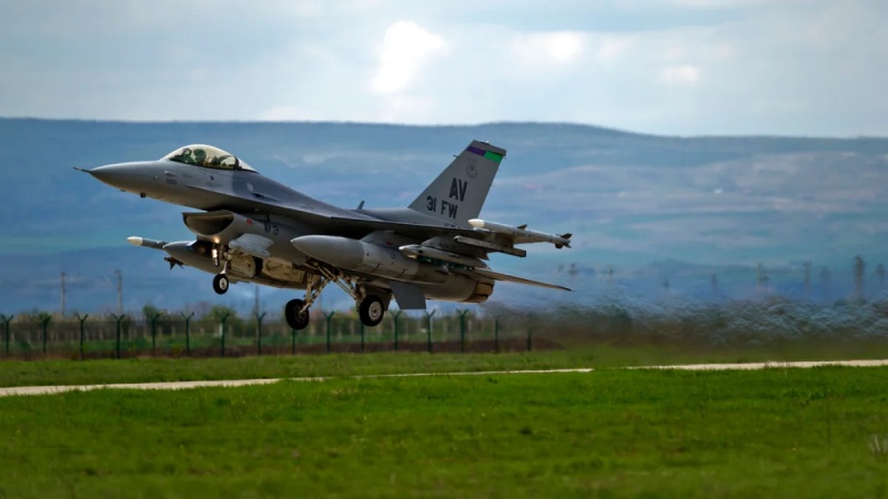Russia avverte: l’invio degli F-16 a Kiev comporta rischi enormi
