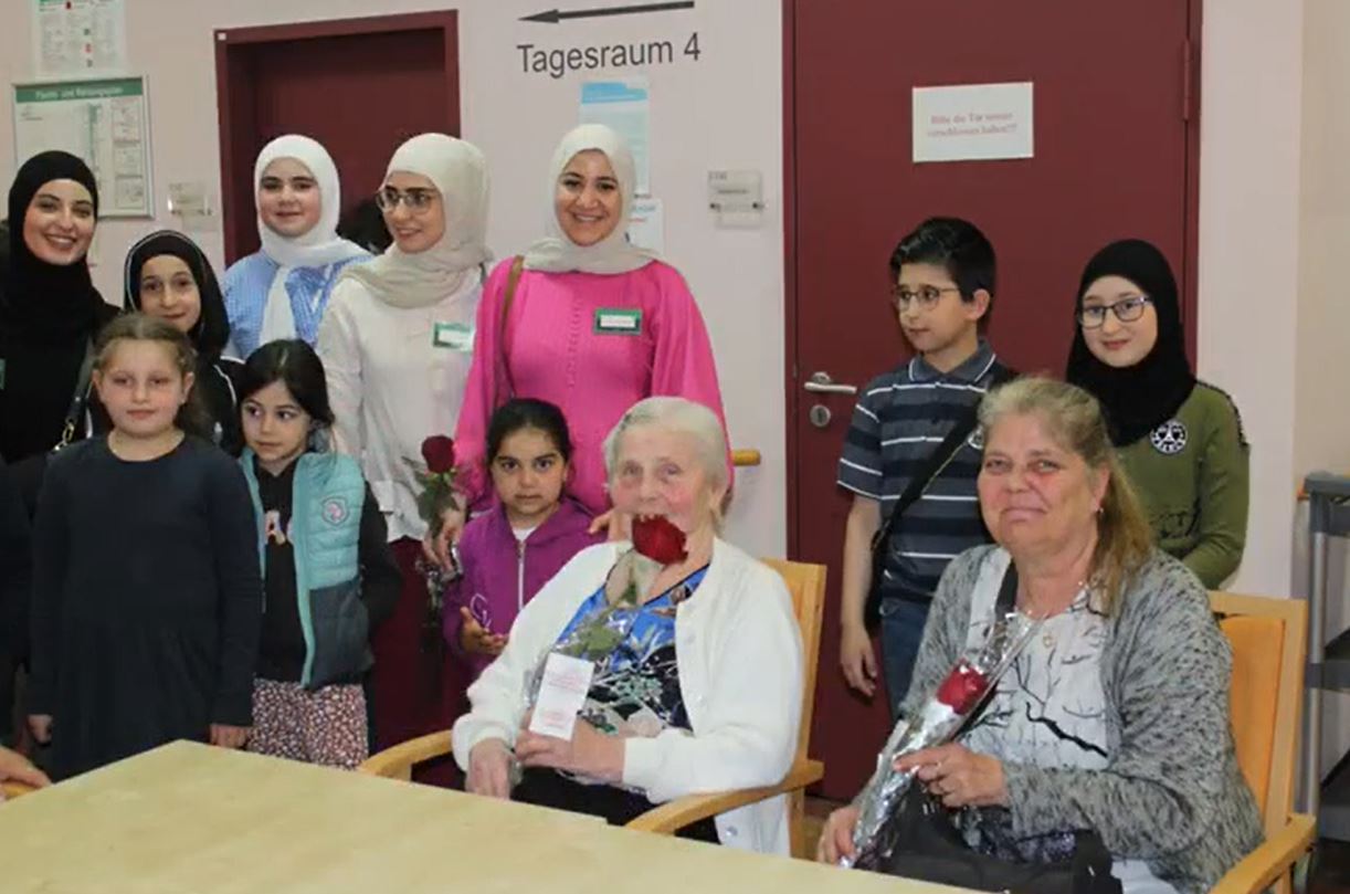 Video: Followers of Ahlul Bayt in Berlin visit nursing home on Mother Day and gift them roses