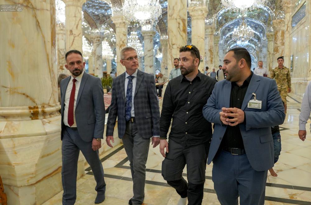 سفير بولندا في العراق يزور حرم امير المؤمنين (ع) في النجف الأشرف+(صور)