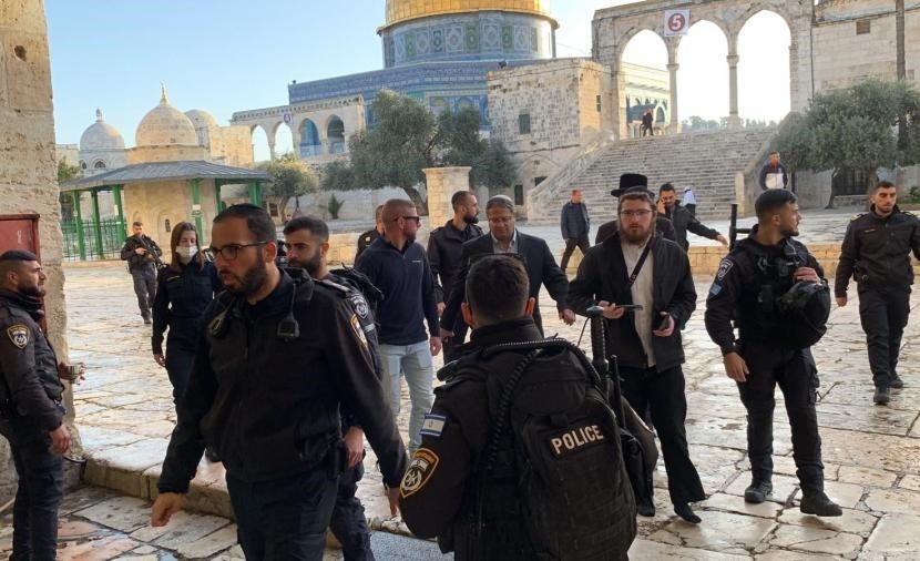 المتطرف "بن غفير" يقتحم المسجد الأقصى ويقوم بجولات استفزازية تهويديه