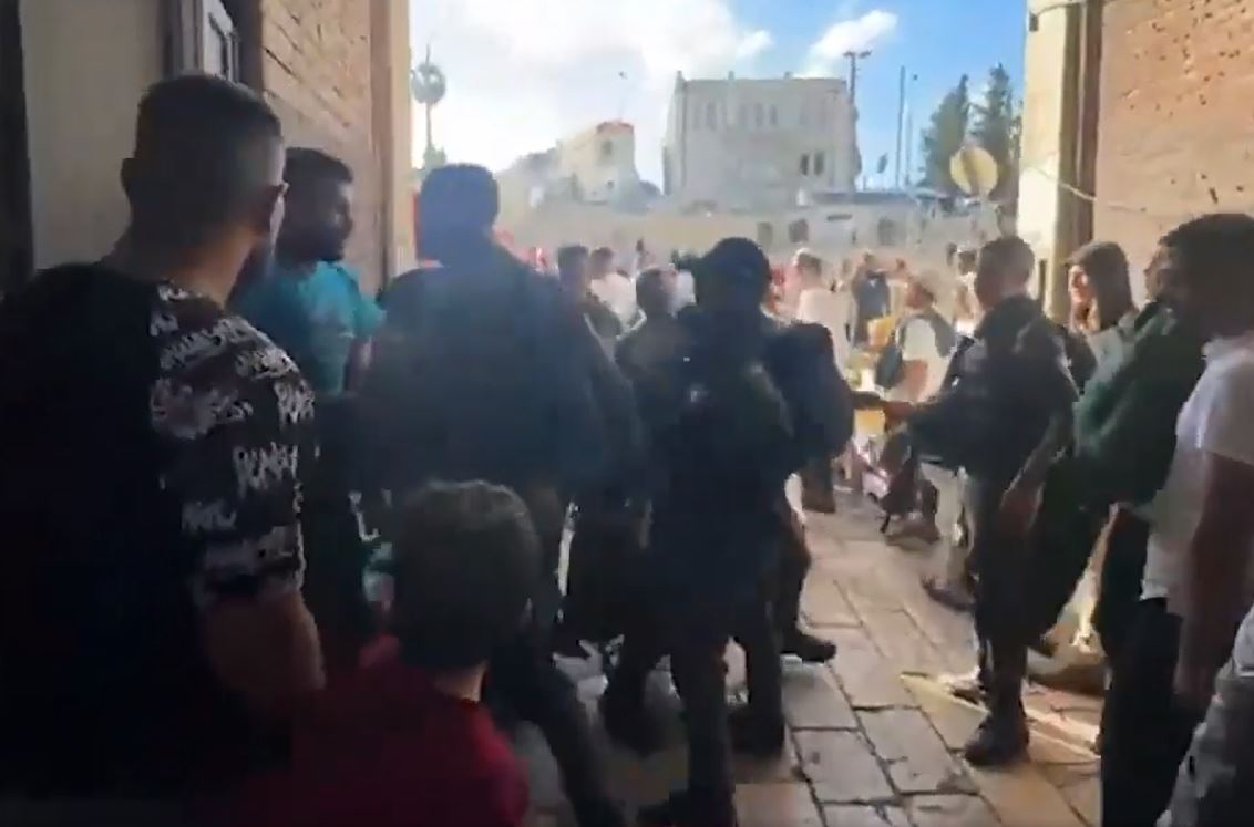 Video: Extremist Israeli settlers and forces assault Palestinians at Damascus Gate, occupied al-Quds 