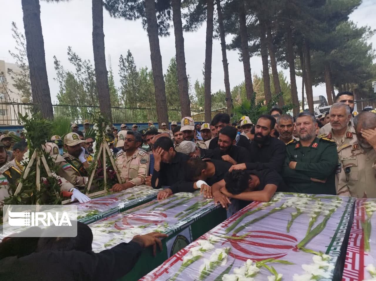 Iranians hold funeral ceremony for 5 martyred border guards