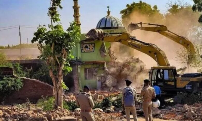 गुजरात में स्मार्ट सिटी योजना के अंतर्गत कई अन्य पूजा स्थलों के साथ-साथ एक शताब्दी पुरानी मस्जिद को ध्वस्त कर दिया।