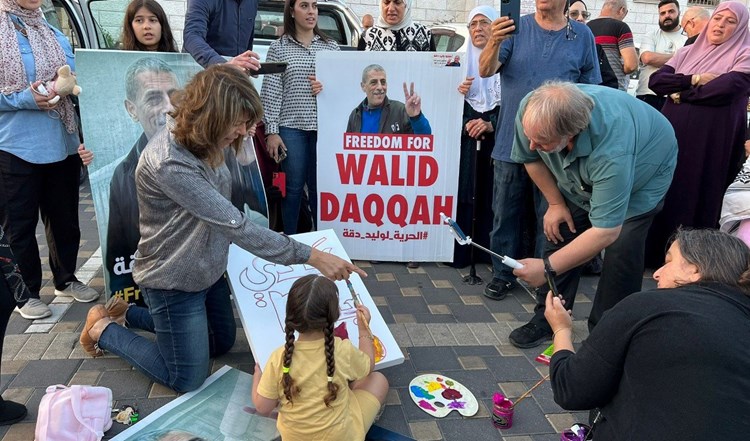 زوجة الأسير دقة: وضعه الصحي خطير.. والاحتلال اعتدى علينا ومنعنا من رؤيته