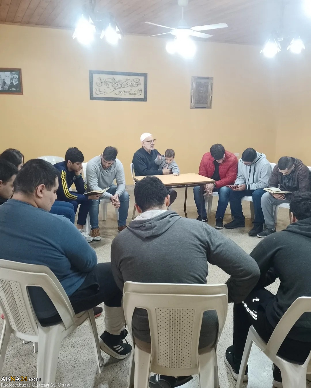 رجل دين شيعي يعلّم الشباب قراءة القرآن الكريم في الأرجنتين+(صور)