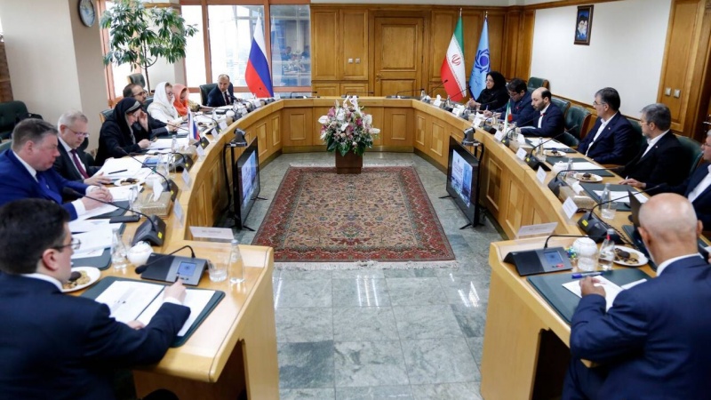 イラン・ロシアの中銀総裁が会談　貿易関係強化を強調