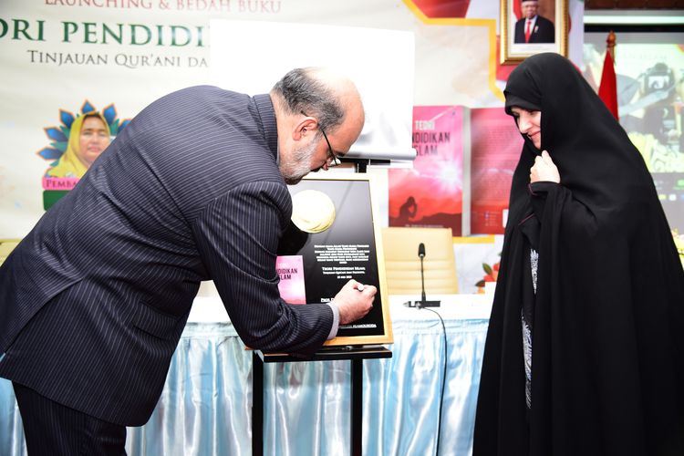 Ibu Negara Iran, Prof. Jamileh Rilis Buku Teori Pendidikan Islam di STAI Sadra Jakarta
