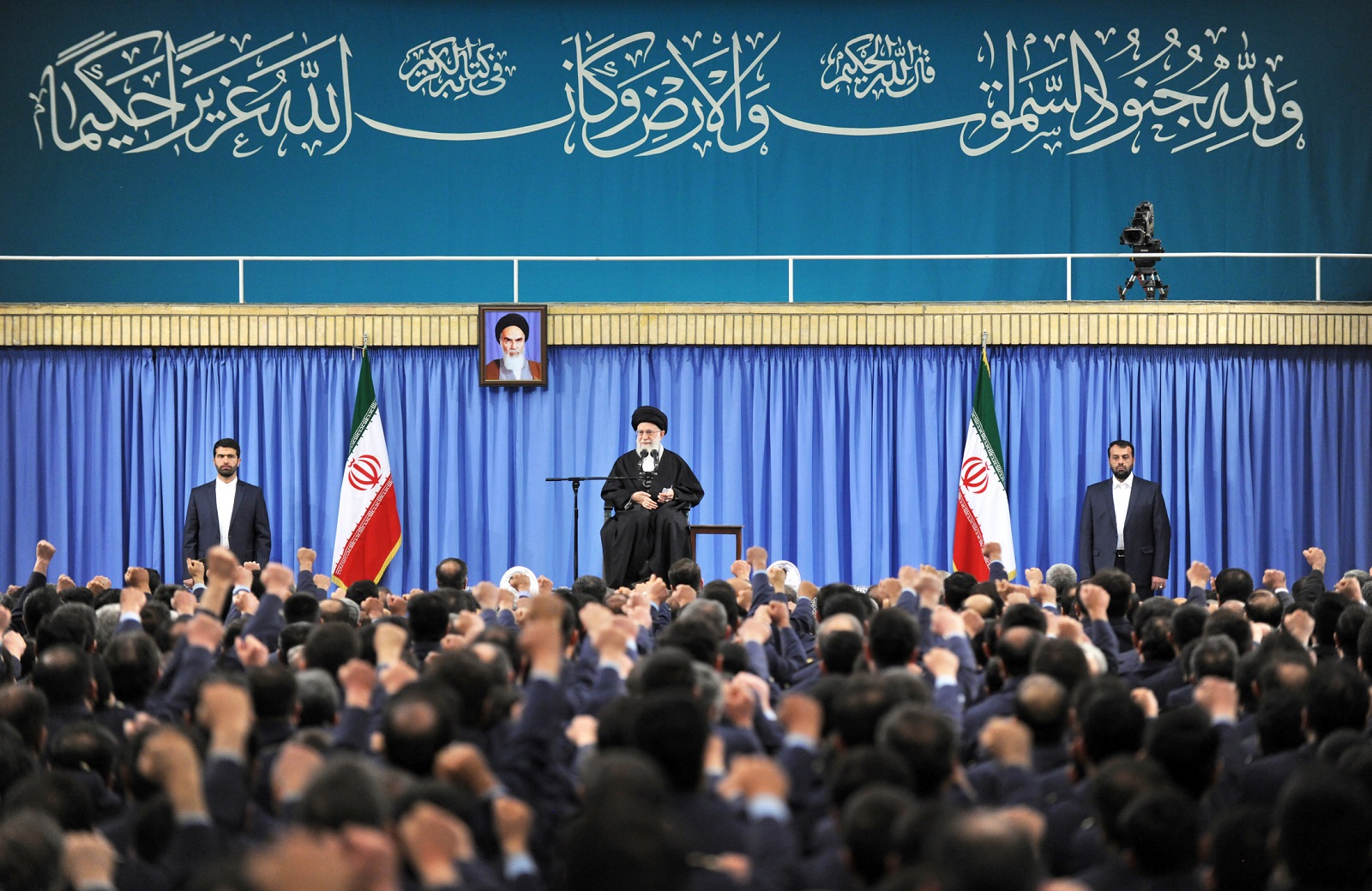 قائد الثورة الإسلامية: قانون العمل الاستراتيجي، أنقذ البلاد من الغموض حول القضية النووية