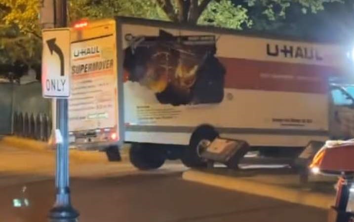 Isang trak ang tumama sa isang security barrier malapit sa White House
