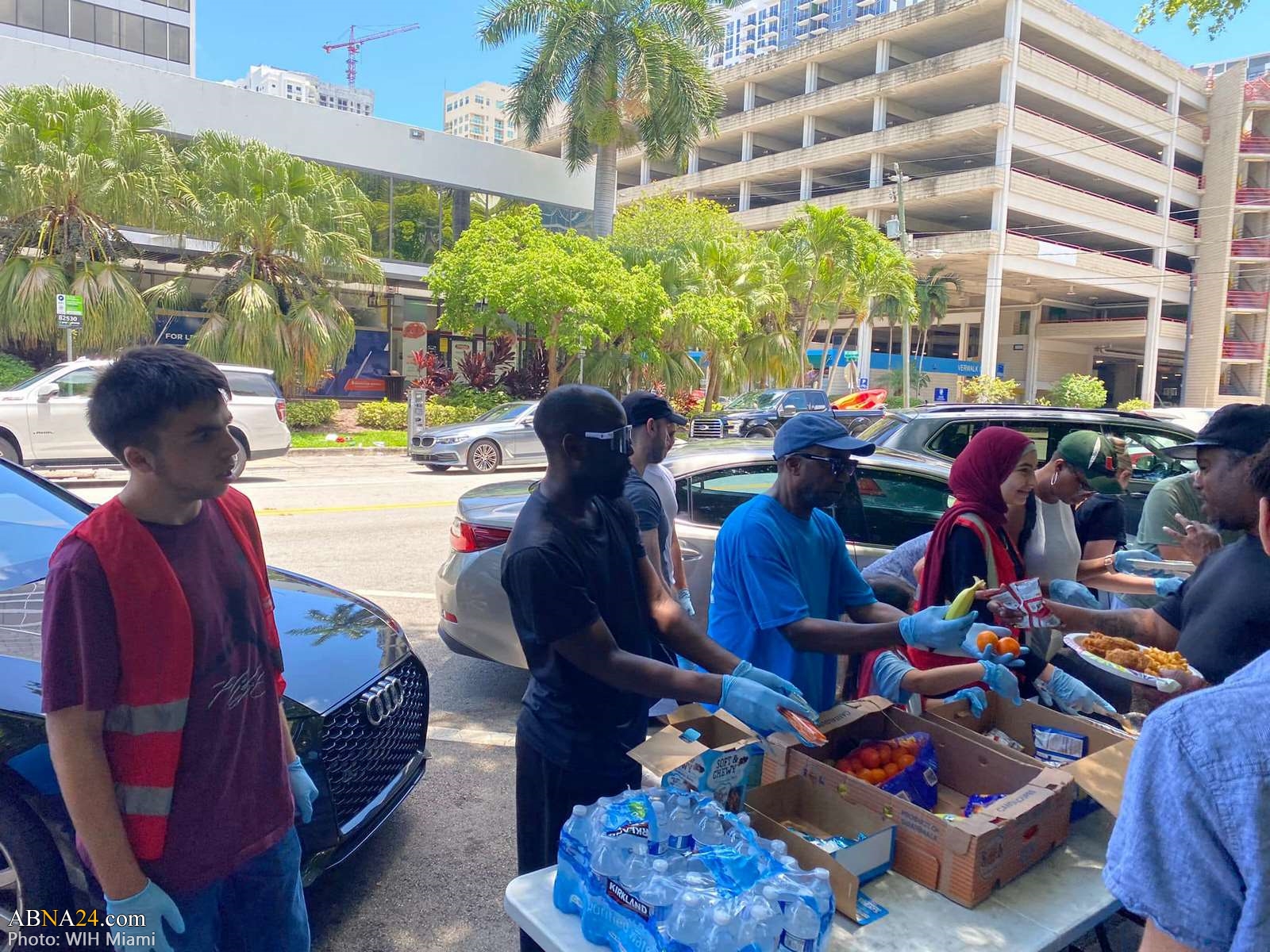 منظمة "من هو الحسين؟" تطعم الفقراء والمحتاجين في مدينة "ميامي" الامريكية+(صور)