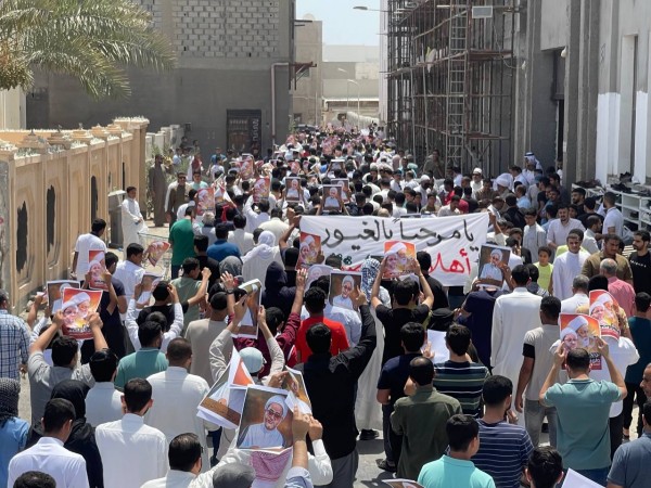 مظاهرة حاشدة بعد صلاة الجمعة تنديداً باعتقال الشيخ صنقور والتطبيع مع الصهاينة