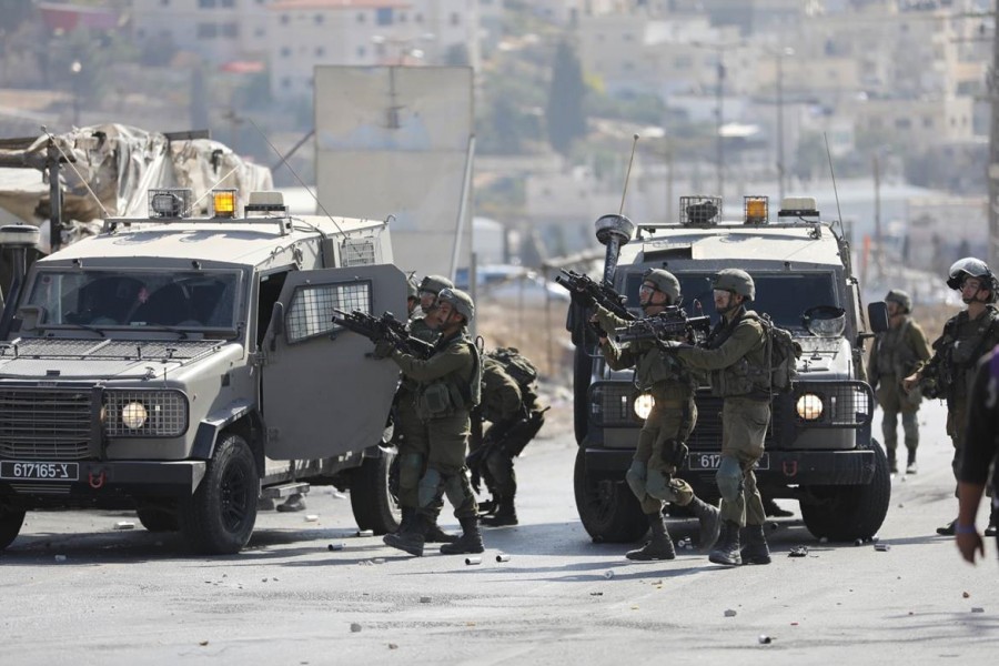 حرق 5 مركبات لفلسطينيين وإصابة آخرين برصاص الصهاينة في رام الله