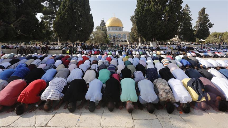 Više desetina Palestinaca klanjalo džuma-namaz u Al-Aksi