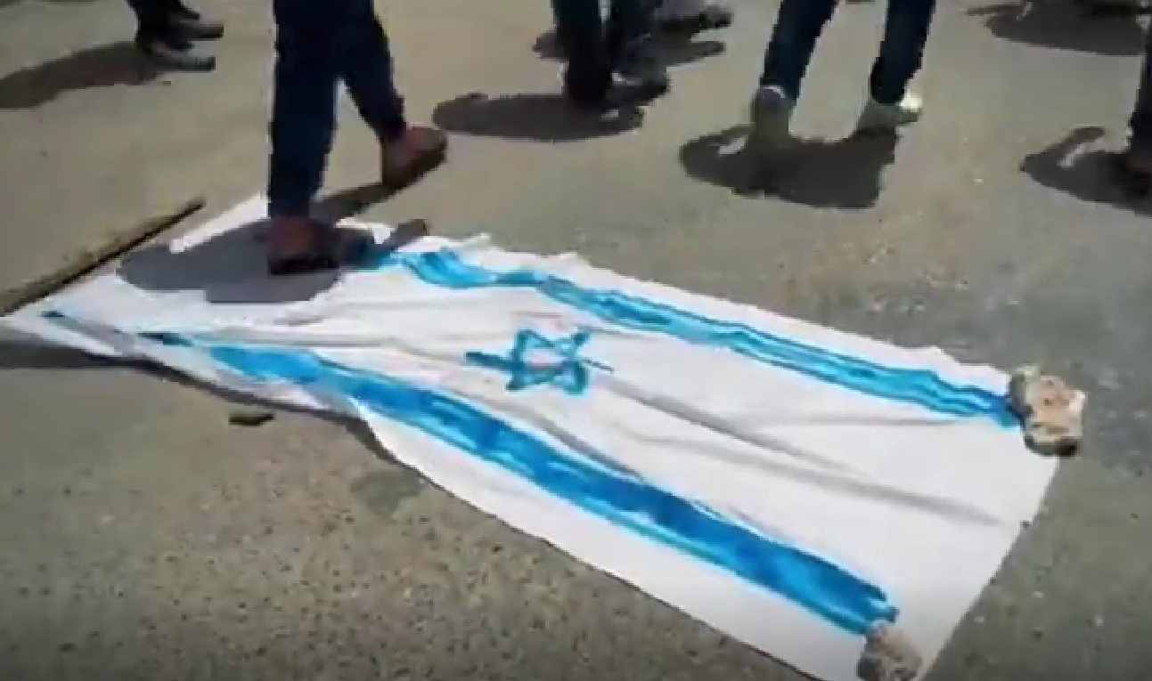 پرچم رژیم صهیونیستی زیر پاهای تظاهرات کنندگان بحرینی‌ + ویدیو