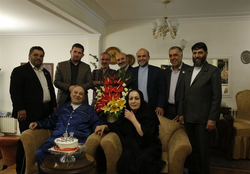 محمد کاسبی: تا آخرین لحظه عمرم از چفیه رهبری و انگشتر حاج قاسم نگهداری می‌کنم