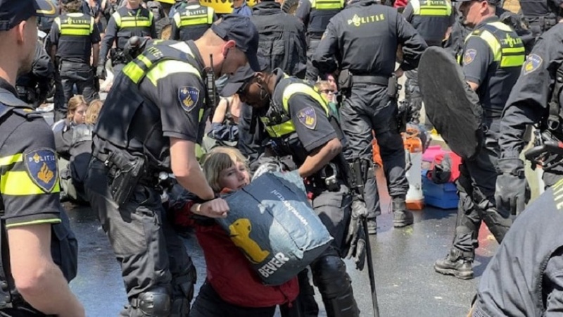 オランダ・ハーグで、警察が環境活動家を弾圧