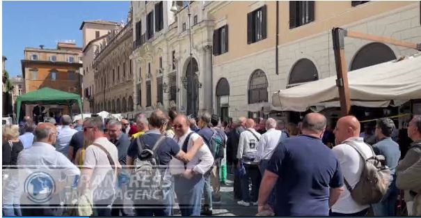 Italia, la protesta dei poliziotti in pensione 