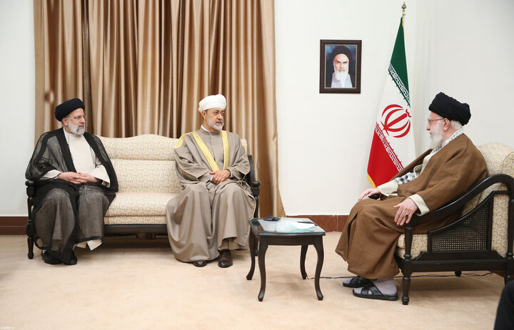 Bumisita kay Imam Khamenei ang Sultan ng Oman
