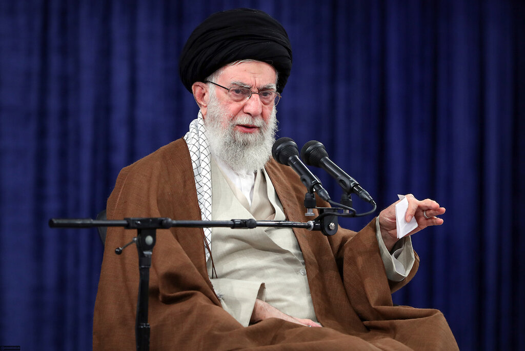 Imam Khamenei: Hajj pilgrimage and paying attention to the world issues (Video)