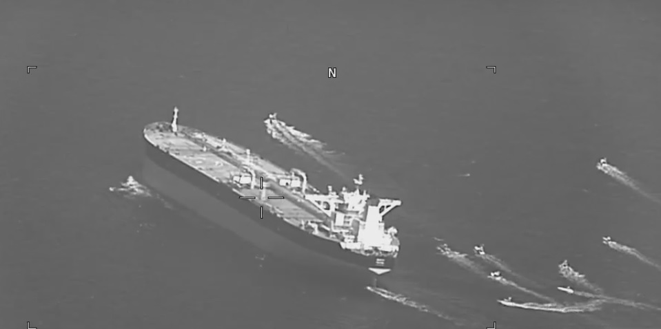 فیدیو/ بحرية الحرس الثوري تضبط ناقلة نفط أجنبية في مياه مضيق هرمز