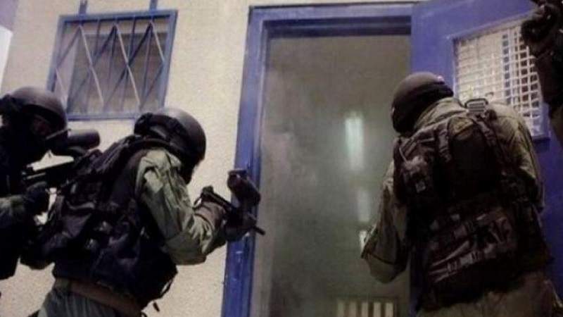  أسرى "مجدو" يحتجزون اثنين من حراس السجن وقوات العدو تقتحم المكان