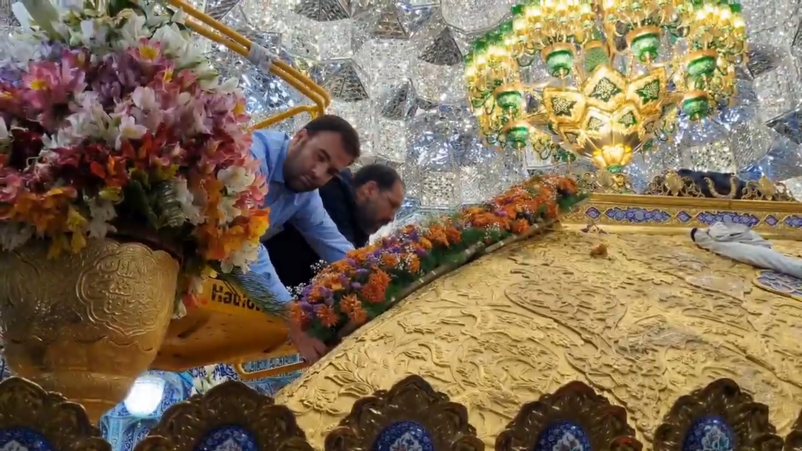 ویدیو | آیین تعویض گل ضریح مطهر حضرت فاطمه معصومه علیهاسلام به مناسبت میلاد حضرت امام رضا علیه‌السلام