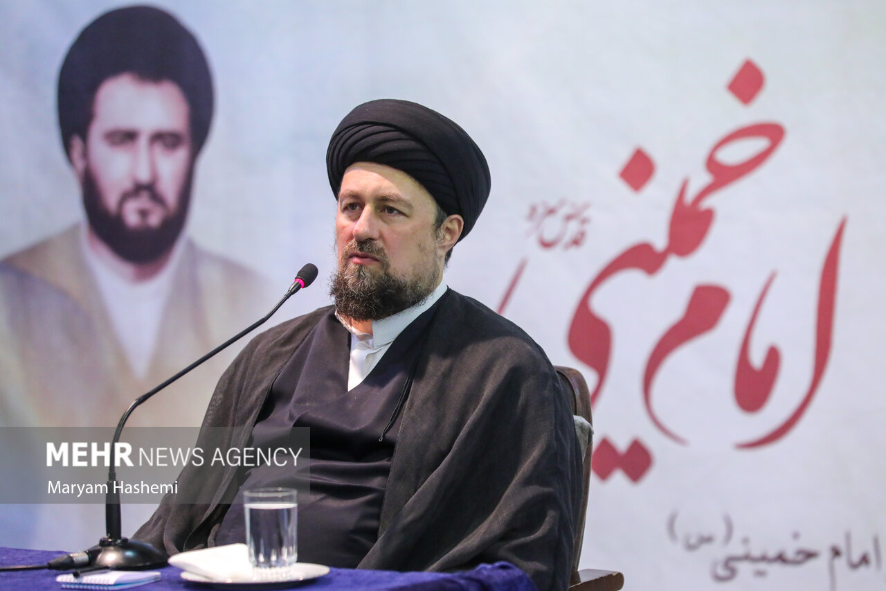 Photos: New software of Imam Khomeini's books unveiled