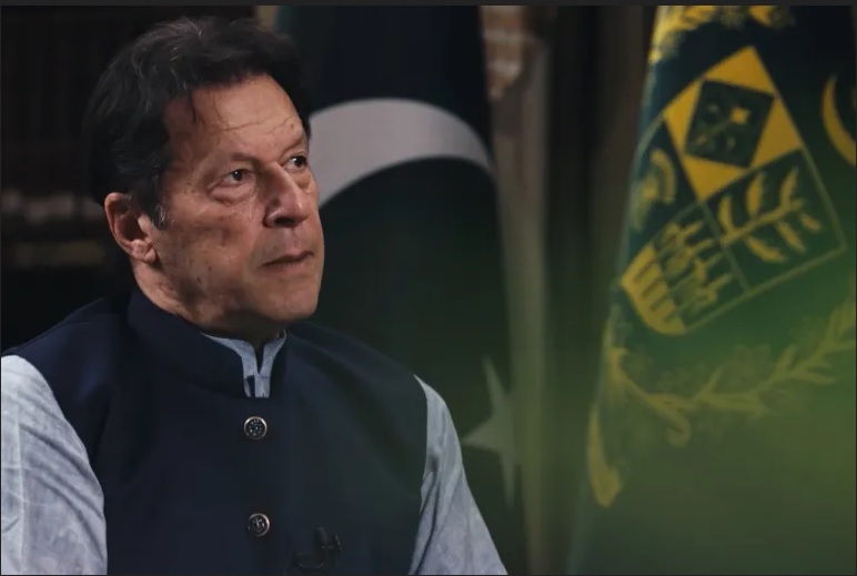 وزير الداخلية الباكستاني يقول ان عمران خان سيحاكم أمام محكمة عسكرية