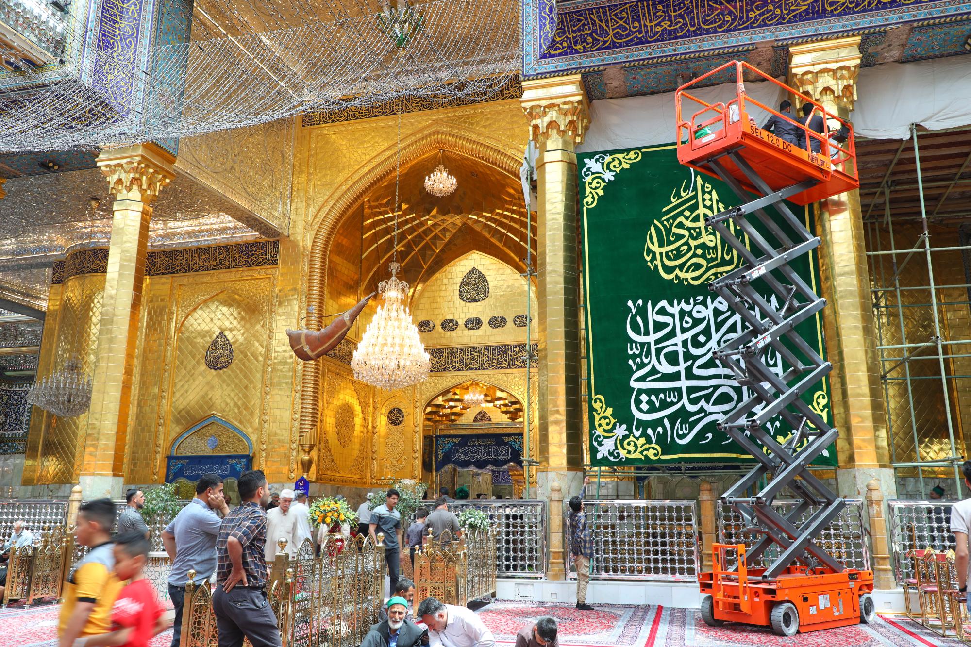 Al-Abbas Shrine decorated with wreaths of roses on birth of Imam al-Rida (+Photos)