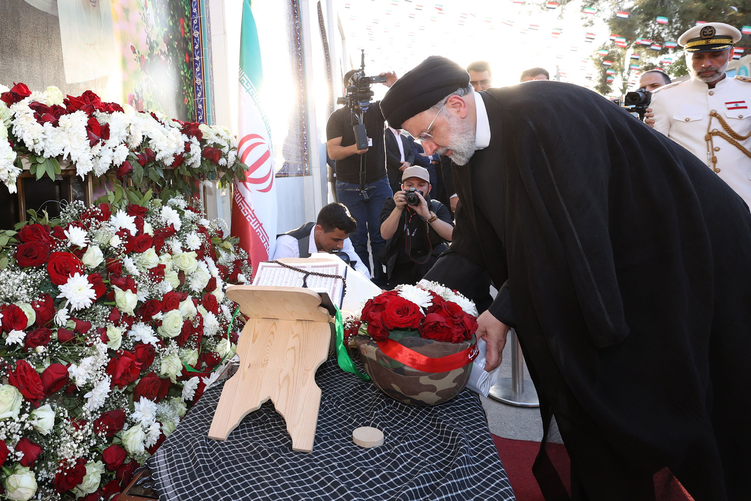 Video: Si Pangulong Raisi ay ipinag-diriwang ang ala-ala ni Heneral Shaheed Hajj Qassem Soleimani sa banal na dambana ni Hazrat Zainab (sa) sa Damascus 