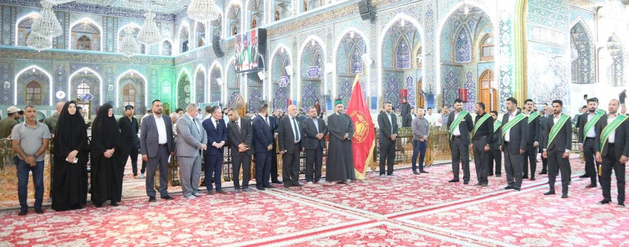 السفير الهولندي بالعراق يشارك بمراسم اداء نداء العقيدة في الصحن الحسيني الشريف