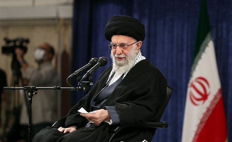 استفتاء از آیت‌الله خامنه‌ای؛ حکم انجام حج نیابتی با وجود استطاعت چیست؟