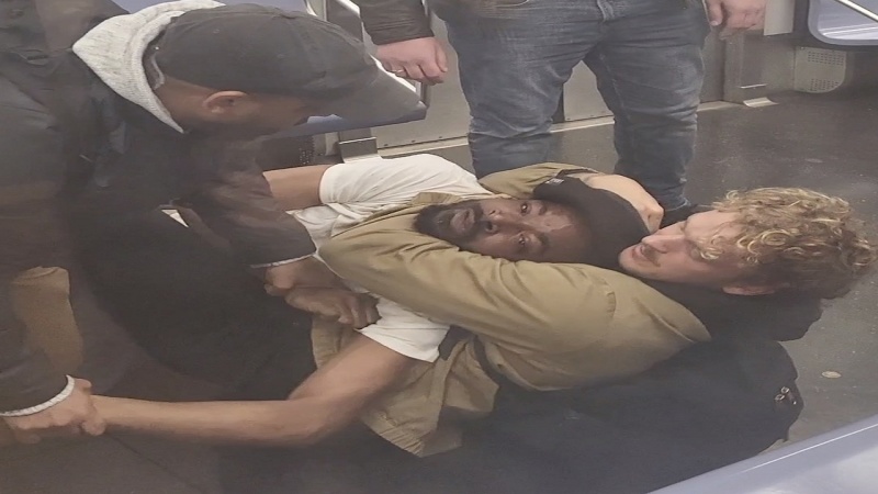 Нју-Јорк метросунда евсиз гарадәрили боғулараг өлүрүлдү