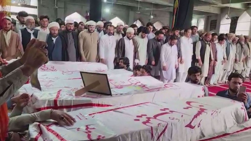 পাকিস্তানে হাজারো মানুষের উপস্থিতি অনুষ্ঠিত হলো ৭ শিয়া স্কুলশিক্ষকের জানাজা 