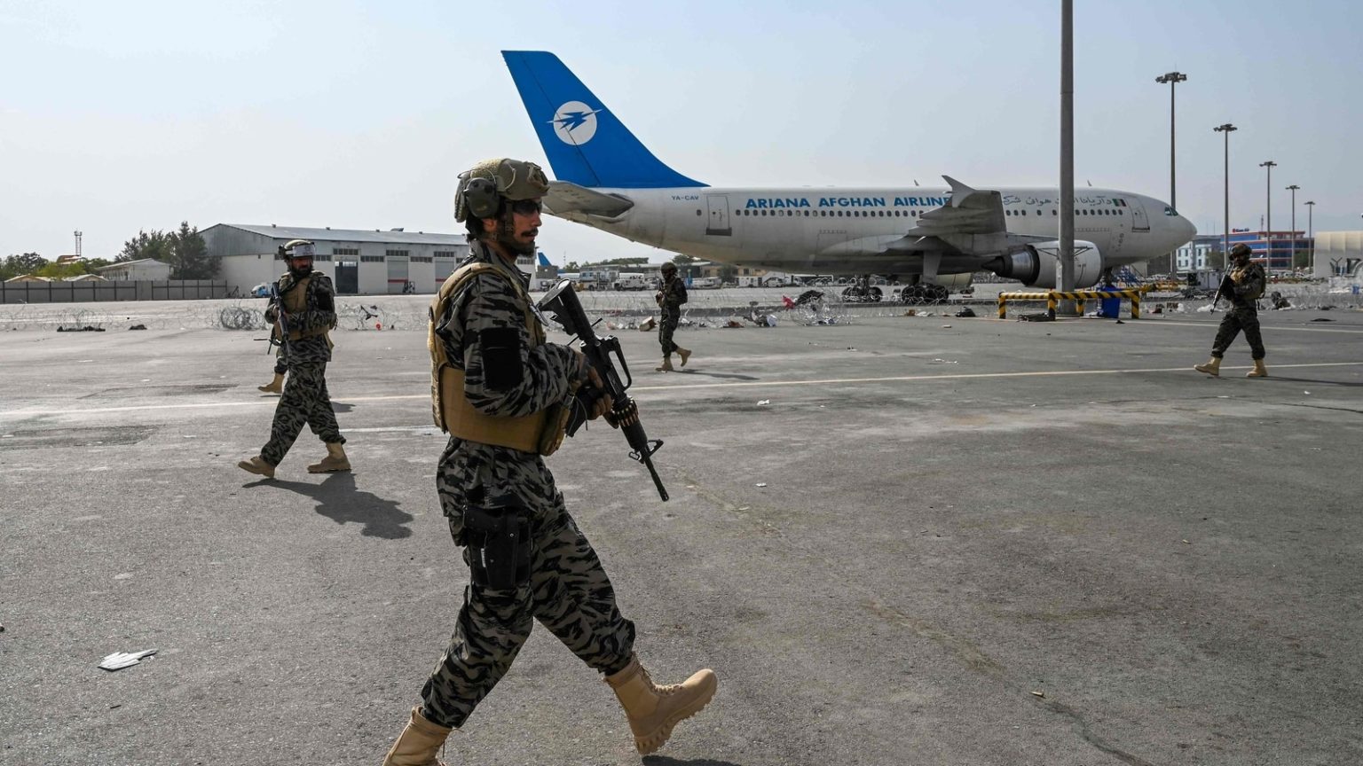 قصف مطار كابل خلال مغادرة وزير خارجية حكومة "طالبان"