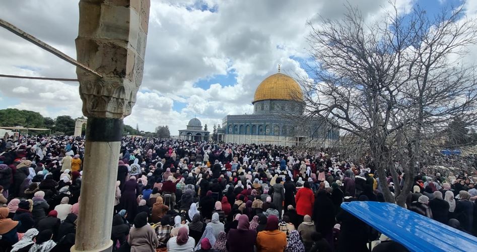 40,000 Palestinian worshipers perform Friday prayer at Aqsa Mosque