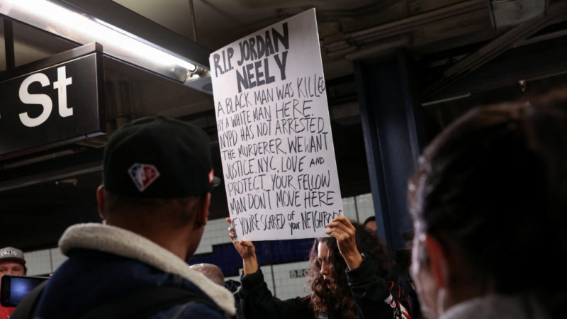 米NYで、地下鉄での黒人殺害を受けた抗議デモ