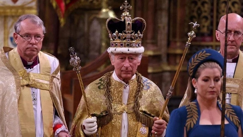 İngiltere’de Charles tacına kavuştu