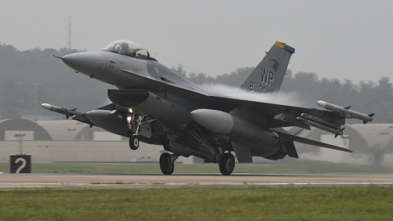 在韓米軍のF-16戦闘機、基地近辺で墜落