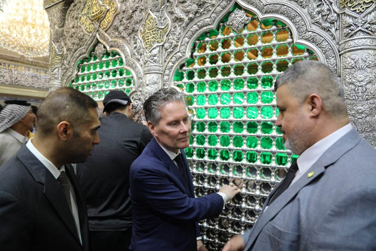 ویدیو/ حضور سفیر هلند در مراسم مذهبی حرم امام حسین(ع)