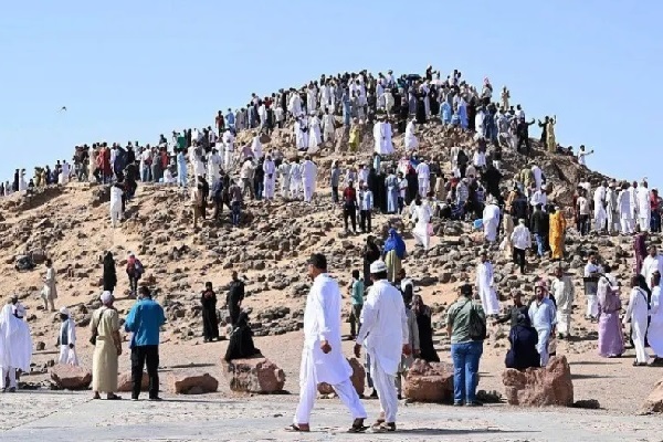 استقبال گسترده زائران از بازدید مساجد و آثار تاریخی در مدینه