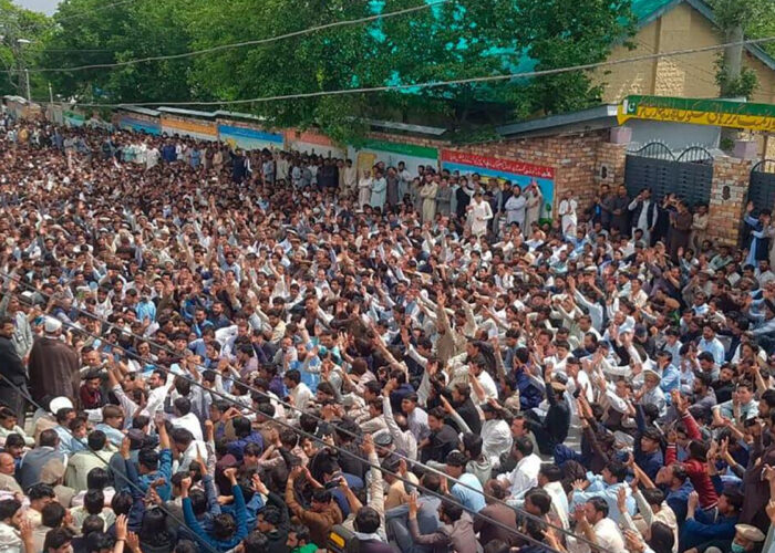 مدن باكستانية تشهد وقفات احتجاجية ومسيرات استنكار تنديداً على قتل المعلمين الشيعة