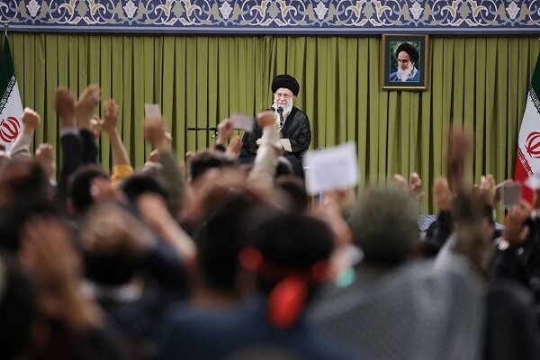 Imam Khamenei receives thousands of Iranian students