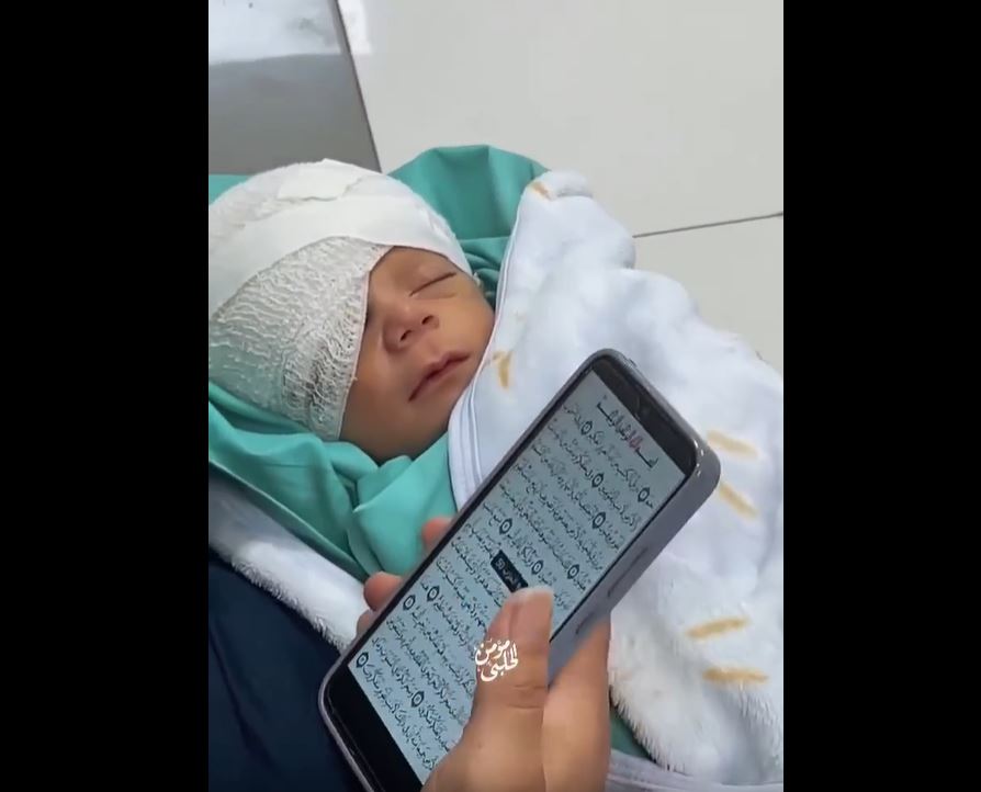 فيديو / فلسطيني يحتضن طفله الجريح وهو يستمع للقرآن الكريم لطلب الرحمة والنصر الإلهي