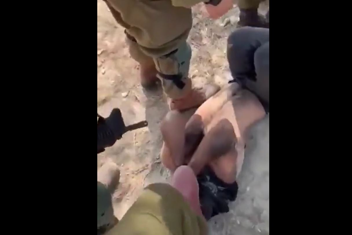 Graphic Video: Israeli forces assault a number of Palestinians working in 1948-occupied lands