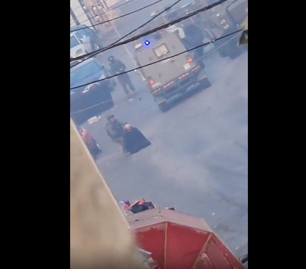 Video: Israeli enemy use a Palestinian detainee as a human shield in Al-Arroub, West Bank