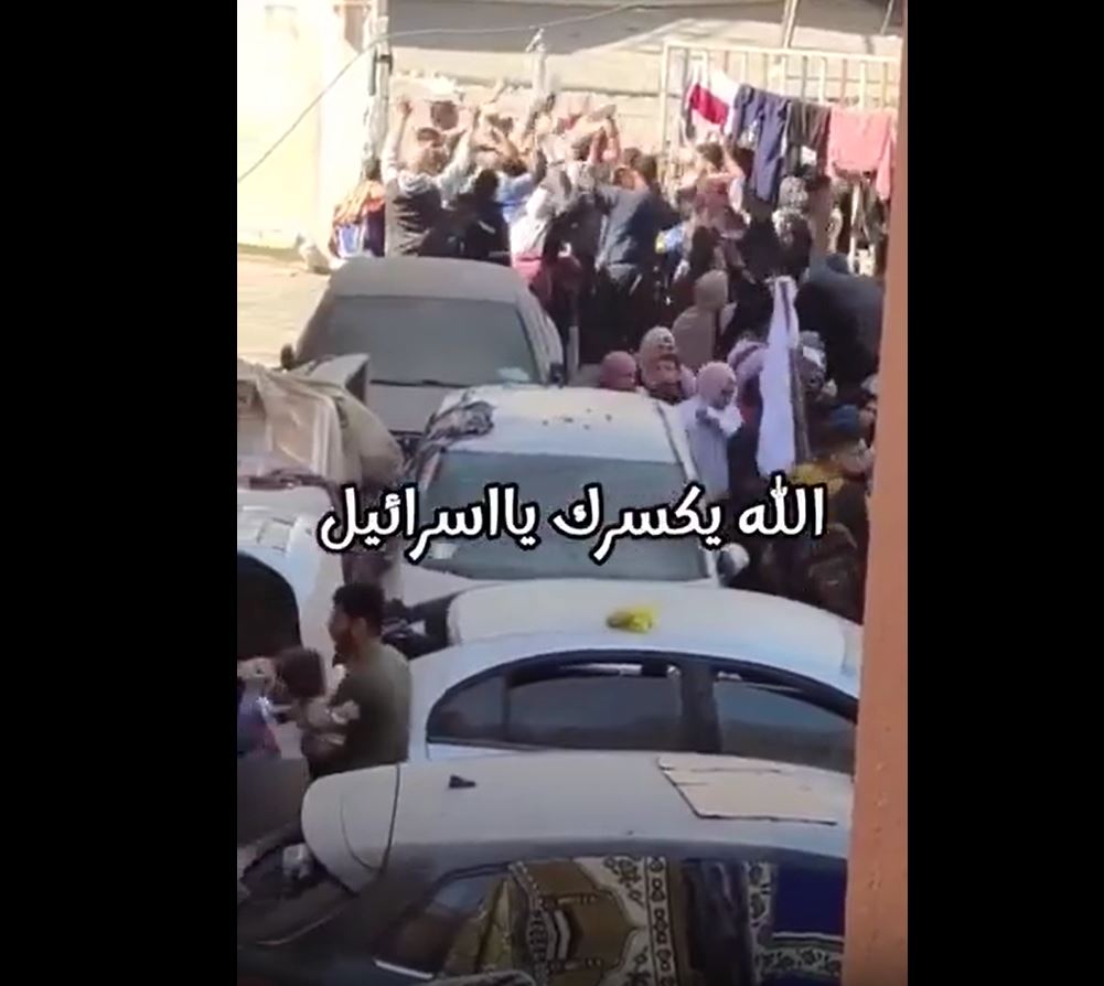 Video: Israeli forces open fire on civilians trying to leave Gaza Al-Nasr Hospital 