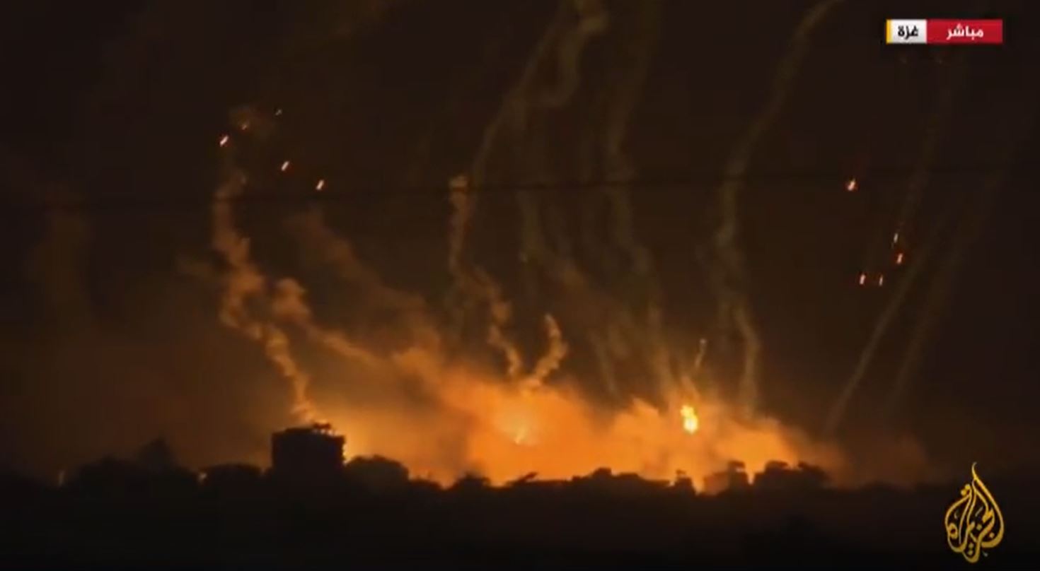 Video: Israeli warplanes intensively fire flares, phosphorus bombs at NW Gaza last night