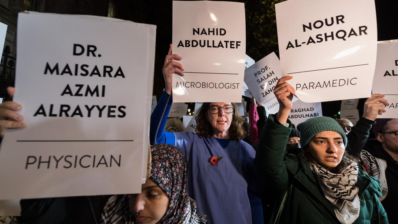 英国医学界人士抗议屠杀加沙人民 英国医学界人士抗议屠杀加沙人民
